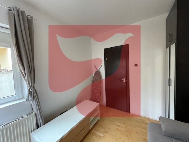 Trei camere, apartament cochet in vila cu curte, la parter.