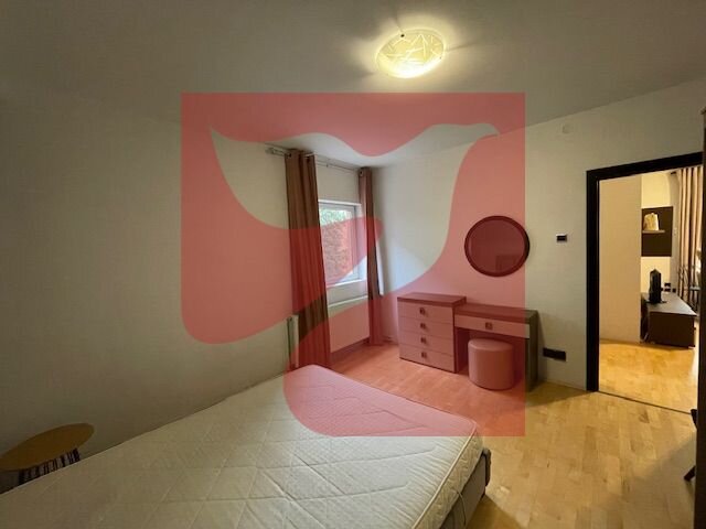 Trei camere, apartament cochet in vila cu curte, la parter.