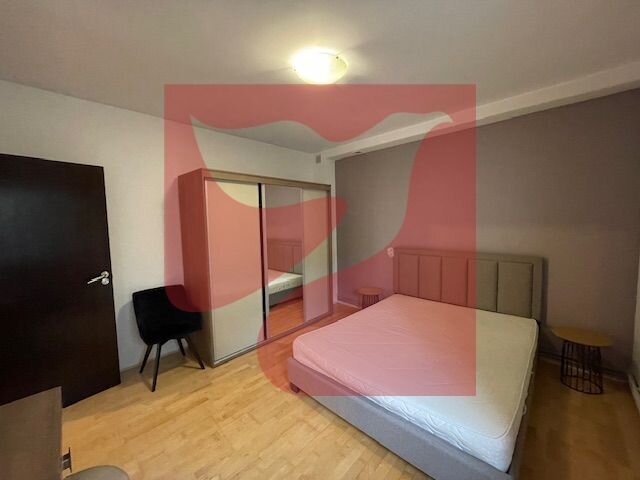 Trei camere, apartament cochet in vila cu curte, la parter.