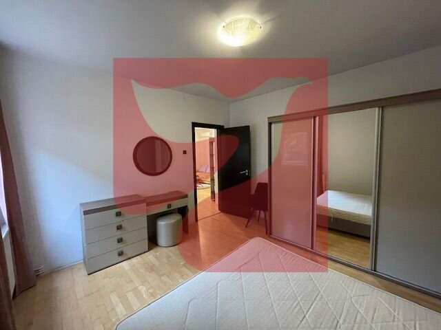 Trei camere, apartament cochet in vila cu curte, la parter.