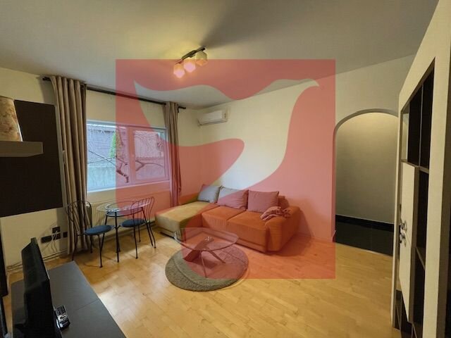 Trei camere, apartament cochet in vila cu curte, la parter.