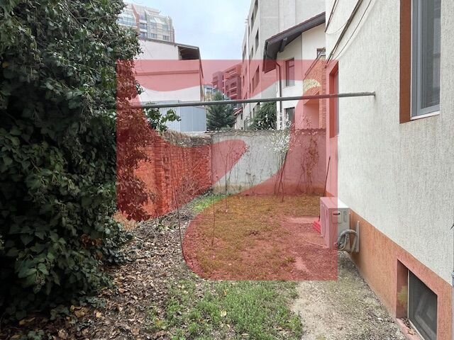 Trei camere, apartament cochet in vila cu curte, la parter.