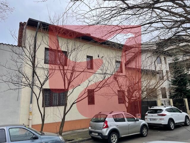 Trei camere, apartament cochet in vila cu curte, la parter.